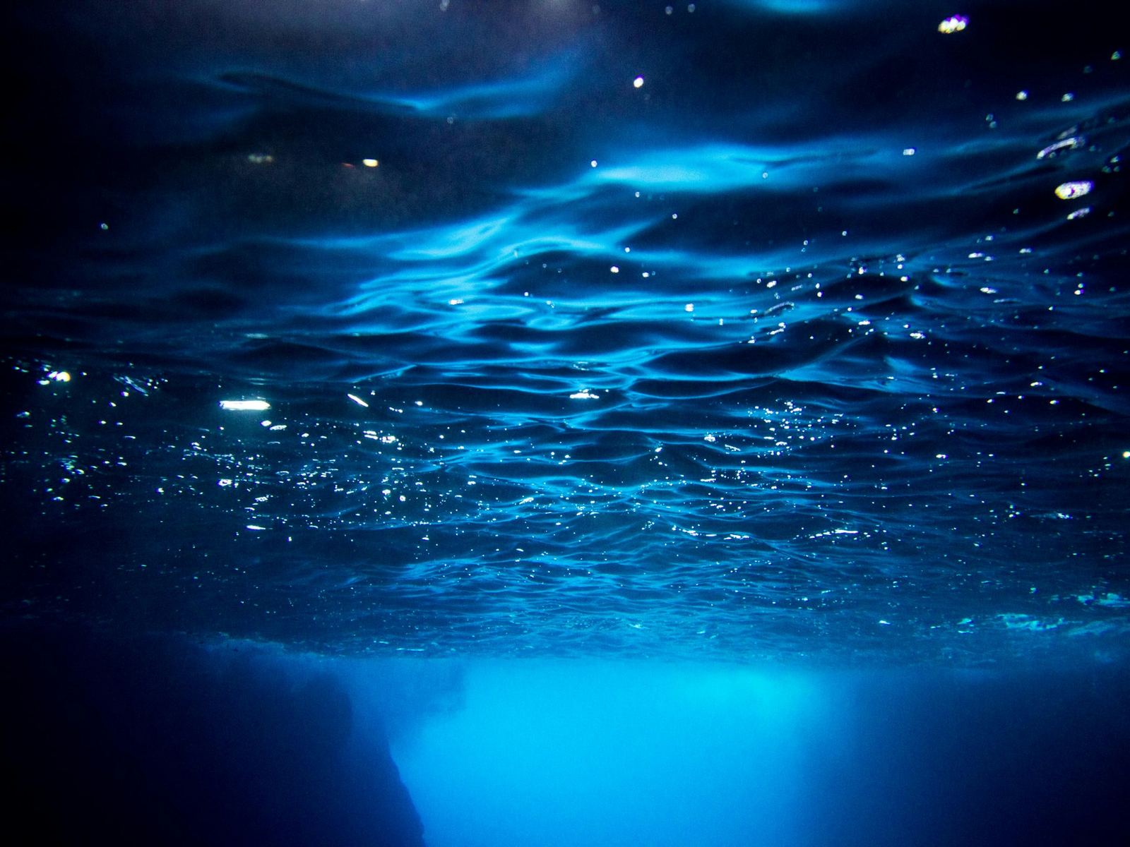 Lichtstrahlen brechen sich in klarem, türkisblauem Wasser